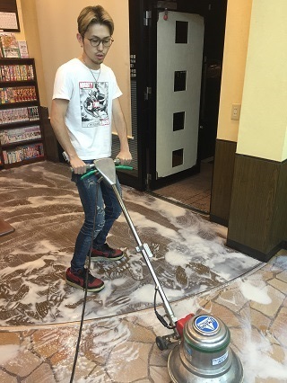 ワックスがけをしている、つくば市床屋ステージスタッフの画像